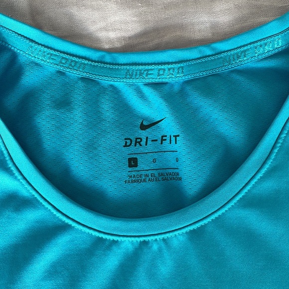 Nike workout top - Picture 2 of 3